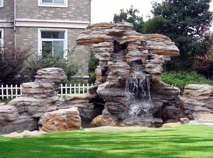 用水冲石制作的庭院假山