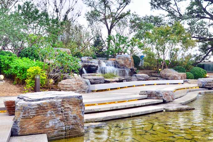 仿真假山.jpg 仿真假山.jpg